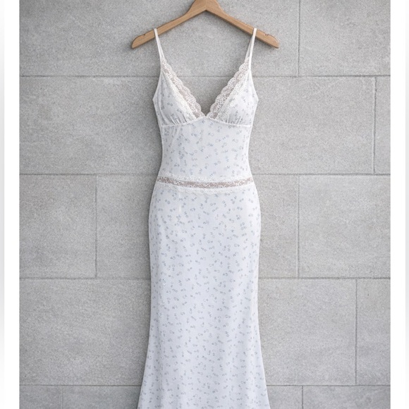 White Floral Maxi Dress with Bow Back - Picture 8 of 10